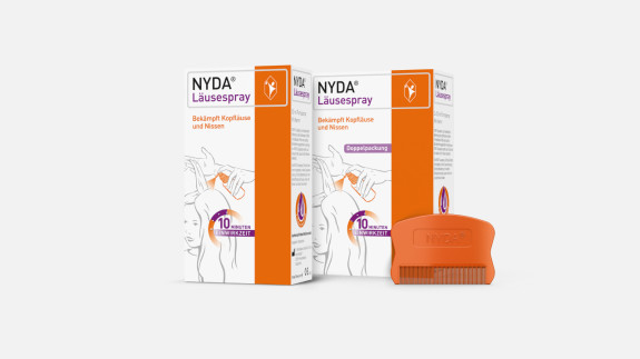 Zwei Packungen NYDA Läusespray mit orangefarbenem Läuse- und Nissenkamm vor weißem Hintergrund.