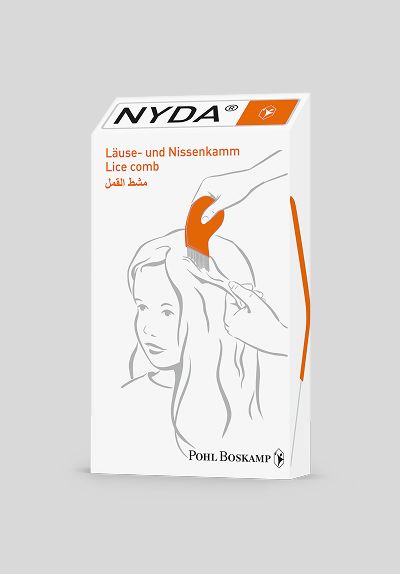 Läuse- und Nissenkamm von NYDA auf Verpackung, zeigt Anwendung bei einem Mädchen mit langen Haaren.