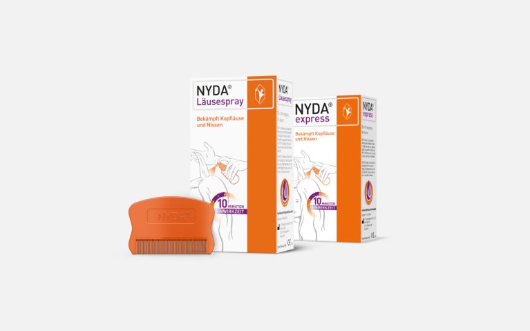 NYDA Läusespray und NYDA express zur Bekämpfung von Kopflausen und Nissen neben einem Läusekamm.
