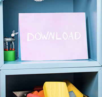 Regal mit Büchern und Schulmaterialien; auf einem Bildschirm steht das Wort „Download“.