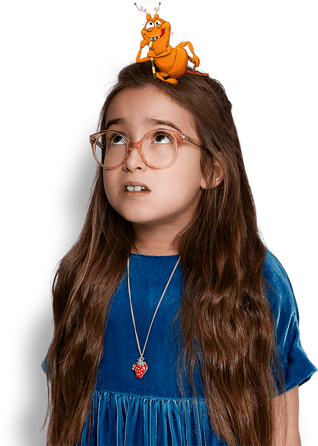 Ein junges Mädchen mit langen braunen Haaren und einer Brille schaut besorgt nach oben, wo eine Comic-Kopflaus auf ihrem Kopf sitzt.