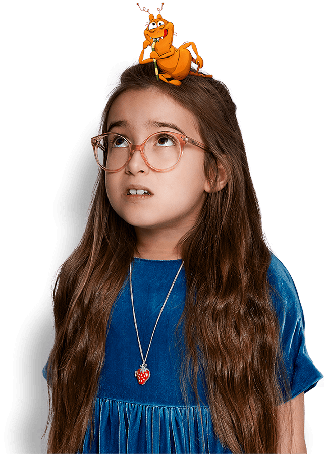 Ein junges Mädchen mit langen braunen Haaren und einer Brille schaut besorgt nach oben, wo eine Comic-Kopflaus auf ihrem Kopf sitzt.