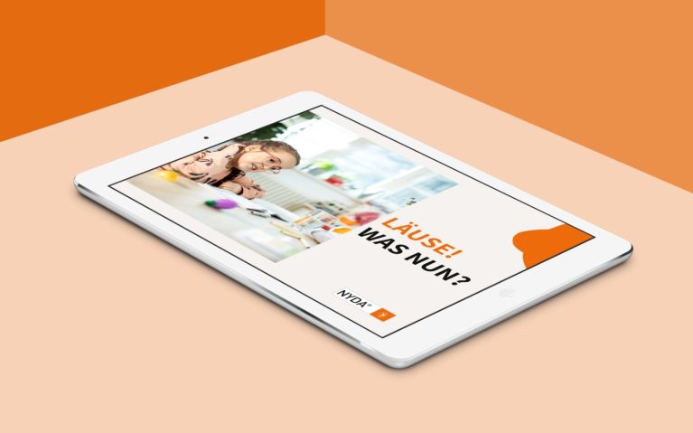 Tablet mit geöffneter Präsentation zum Thema Kopfläuse mit dem Titel "Läuse! – Was nun?".