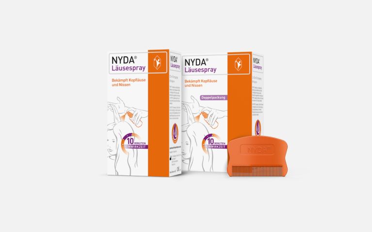 Packshot von NYDA Läusespray vor weißem Hintergrund. Zu sehen sind zwei orange-weiße Produktpackungen – eine Einzelpackung links und eine Doppelpackung rechts – sowie der orangefarbene Läusekamm aus Kunststoff im Vordergrund.