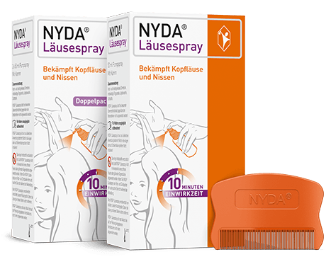 Zwei Packungen NYDA® Läusespray und ein orangefarbener Läusekamm, dargestellt vor einem weißen Hintergrund.